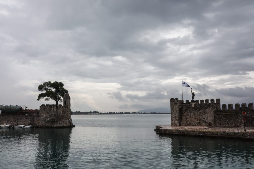 Ναύπακτος: Τους πήρε και τους σήκωσε το ξαφνικό μπουρίνι – Όπου φύγει φύγει ο κόσμος [βίντεο]