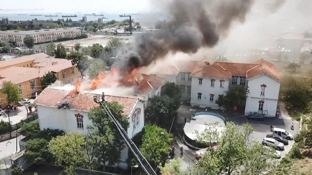 Υπό έλεγχο η φωτιά στο ελληνικό νοσοκομείο της Κωνσταντινούπολης – Τι φαίνεται να την προκάλεσε