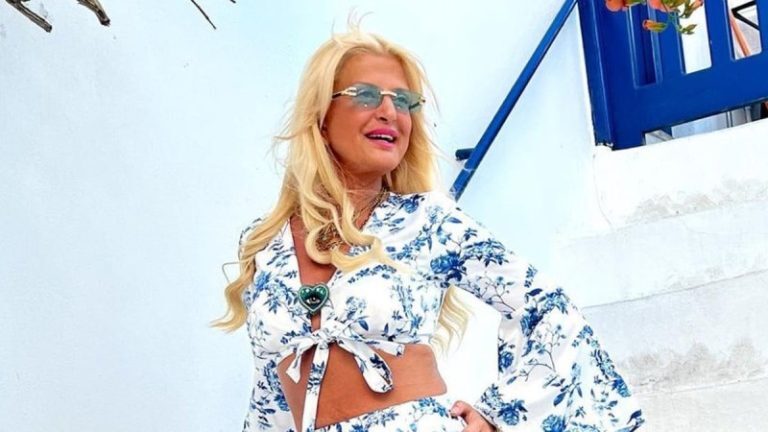Με μαύρο μικροσκοπικό μπικίνι σε παραλία της Μυκόνου – Φωτογραφία της Μαρίνας Πατούλη χωρίς ρετούς με το μαγιό