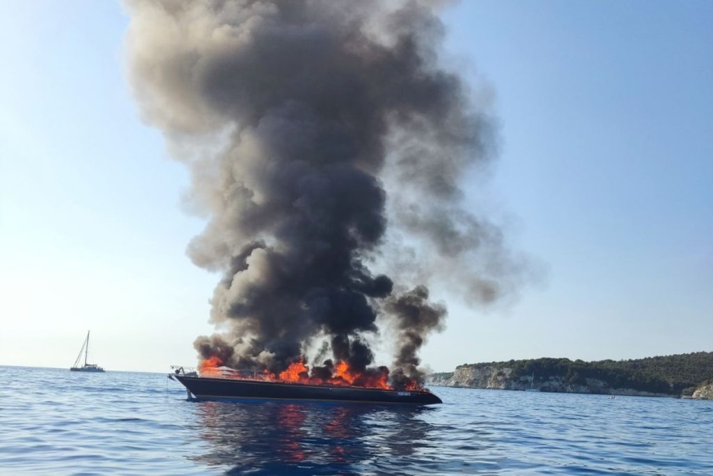 Παξοί: Ιστιοφόρο τυλίχθηκε στις φλόγες – Σώοι και οι επτά επιβαίνοντες
