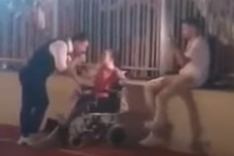 Γιάννης Πλούταρχος: Γονάτισε μπροστά σε 22χρονη με τετραπληγία – Δείτε τη συγκινητική του αφιέρωση [βίντεο]