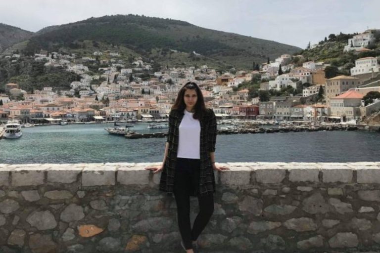 Θάνατος ναυτικής δοκίμου: Στα μαύρα η Λάρισα – «Δεν ξέρω να σας πω από τι πέθανε το παιδί μου» λέει ο πατέρας της 19χρονης [βίντεο]