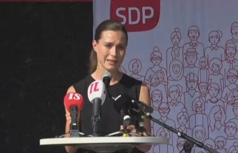 Απάντηση με κλάματα από τη Σάνα Μάριν: «Είμαι άνθρωπος, θέλω χαρά, φως και ευχαρίστηση» [βίντεο]