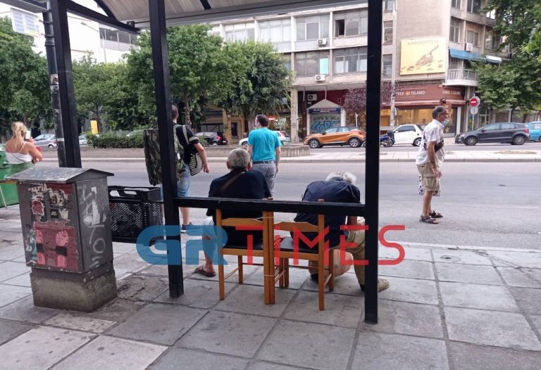 Θεσσαλονίκη: Με ξύλινες καρέκλες στη στάση του λεωφορείου – Γιατί δεν έχει τοποθετηθεί παγκάκι