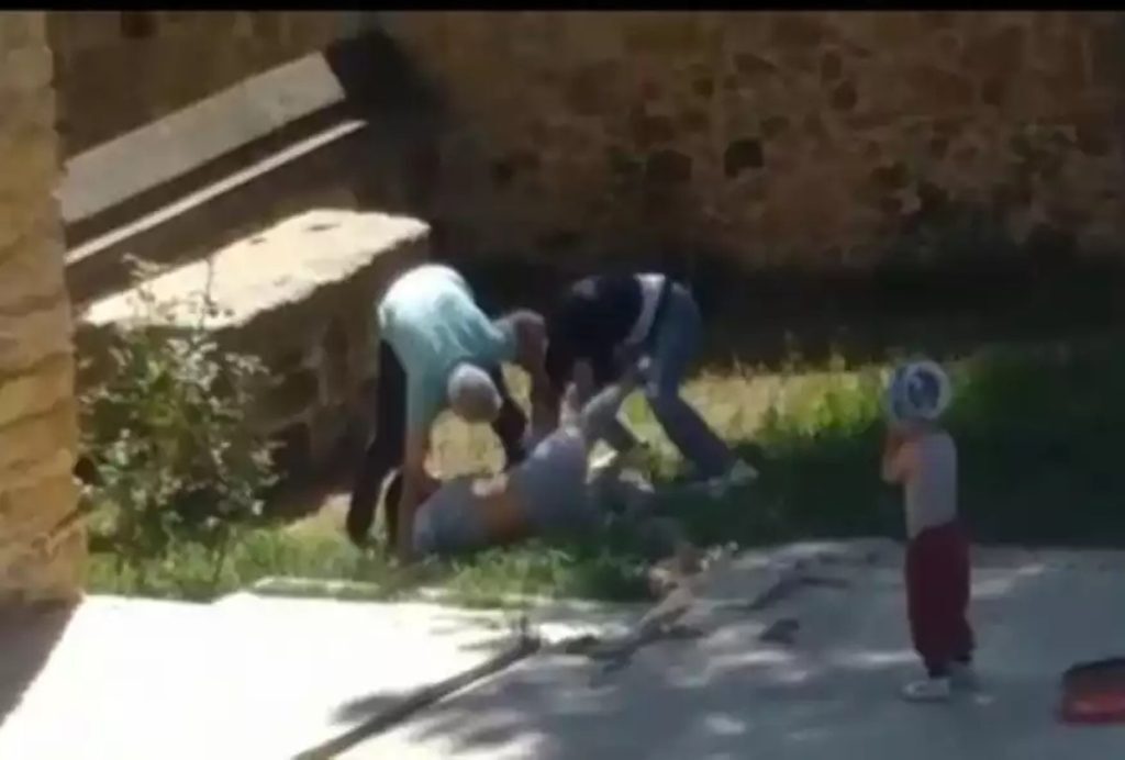 Βίντεο σοκ από την Τουρκία: Άνδρας μαχαίρωσε την πρώην σύζυγό του μπροστά στο παιδί τους