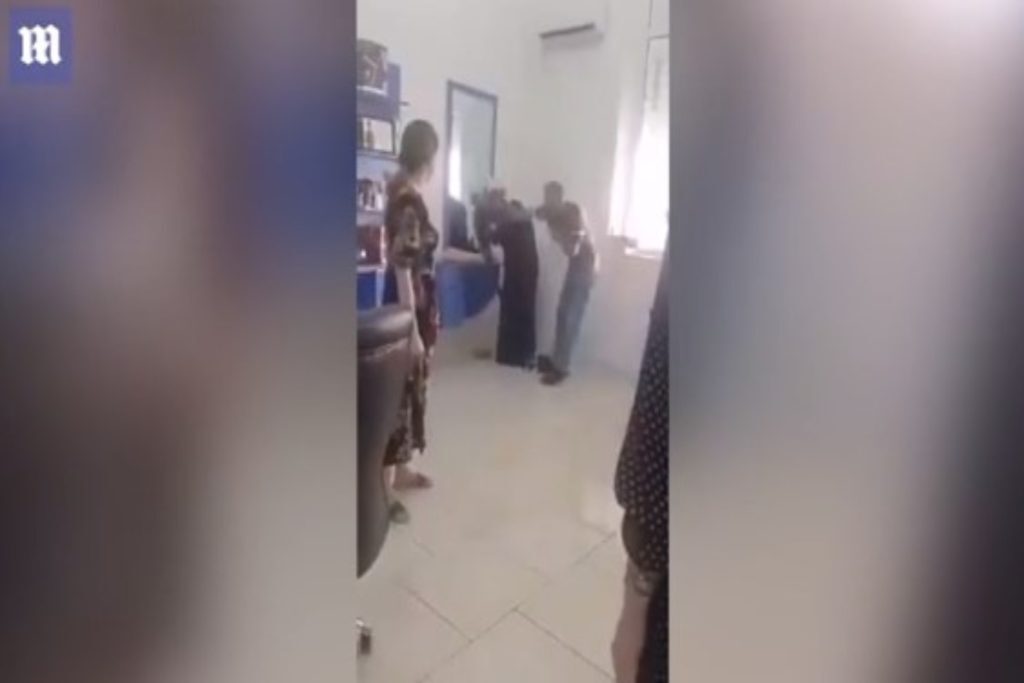Αδιανόητες εικόνες στο Τουρκμενιστάν: Γρονθοκοπά και κλωτσά τη σύζυγό του επειδή πήγε σε ινστιτούτο