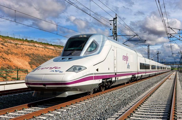 Ισπανία: Η εταιρία σιδηροδρόμων αναστέλλει δρομολόγια ύστερα από…την κλοπή καλωδίων