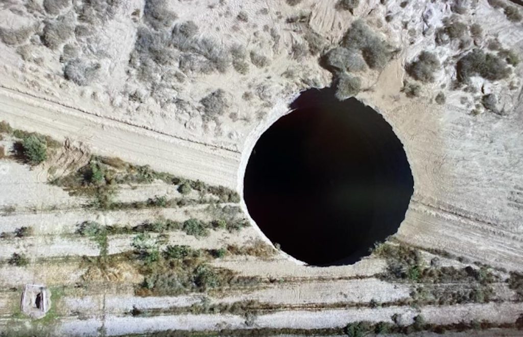 Viral: Μια τεράστια τρύπα στο έδαφος εμφανίζεται από το πουθενά και τρομοκρατεί τους κατοίκους [βίντ