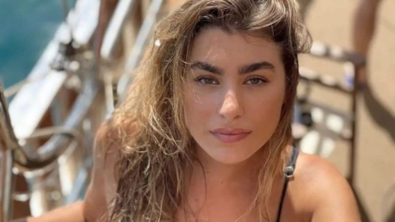 Η καστανομάλλα και κούκλα αδερφή της Χρύσας Μιχαλοπούλου – Μοιάζουν σαν δυο σταγόνες νερό