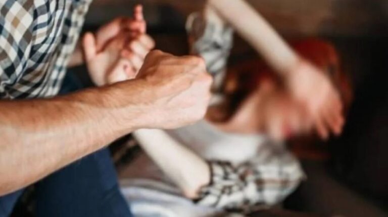 Σοκ στο Πήλιο: Άρπαξε τη μητέρα του από τα μαλλιά και την απειλούσε ότι θα την κάψει