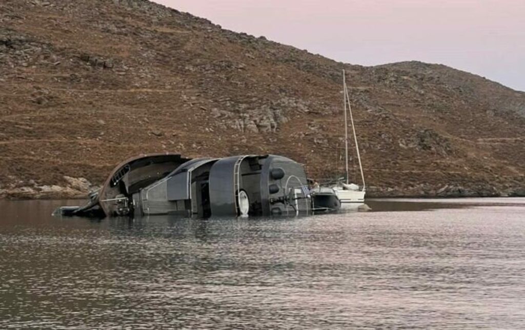 Κύθνος: Προσάραξε η διάσημη θαλαμηγός «007» του Τζέιμς Μποντ – Έχει σχεδόν βυθιστεί