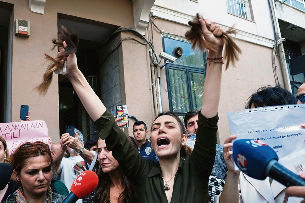 Ιράν: Κουνάνε… μαντίλα στο θεοκρατικό καθεστώς