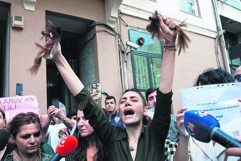 Χάος στο Ιράν: 92 οι νεκροί των διαδηλώσεων για την Μαχσά Αμινί