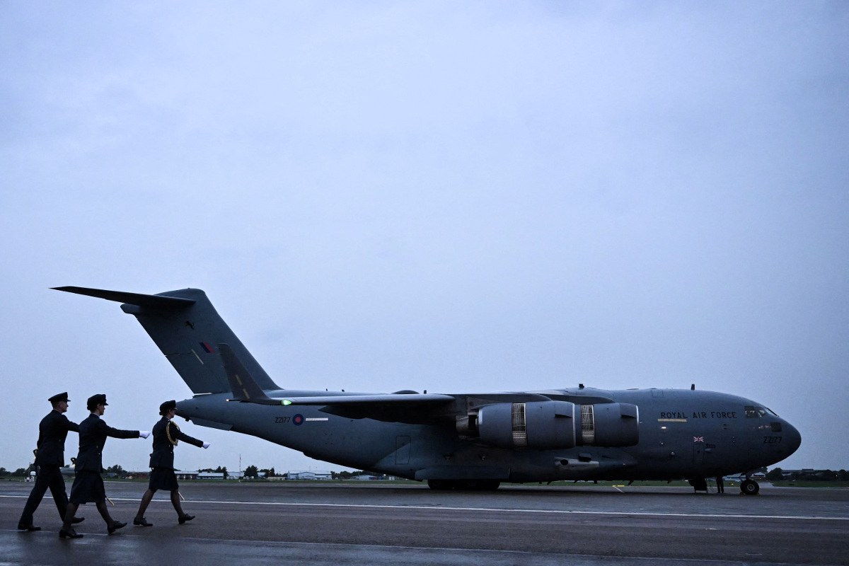 Βασίλισσα Ελισάβετ: Η σορός της έφτασε στο Λονδίνο