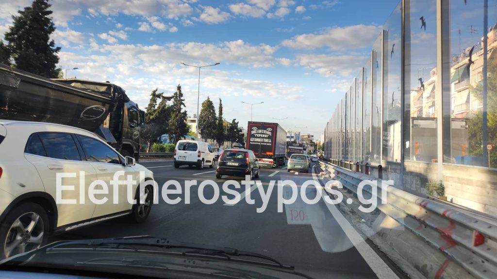 Κίνηση τώρα: Επιστροφή στα θρανία και απόλυτο χάος – Στο κόκκινο όλη η Αττική, ποιοι δρόμοι είναι απ