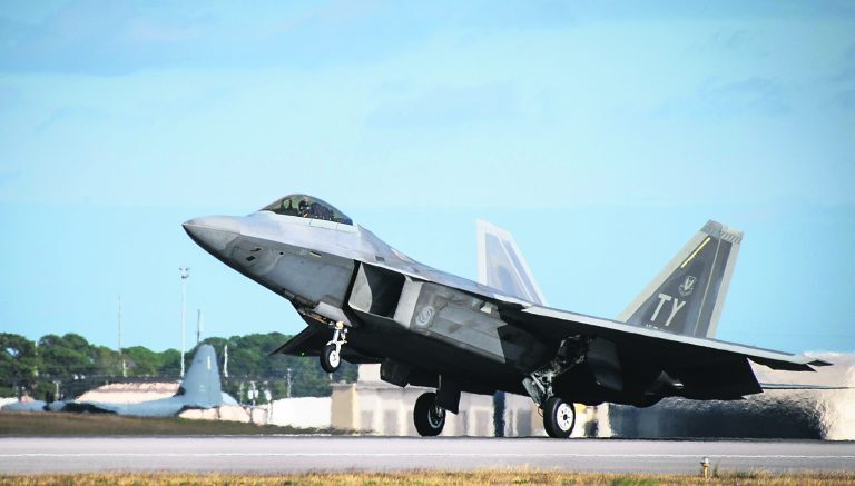 Τι θέλουν τα αμερικάνικα F-22A στη Σούδα