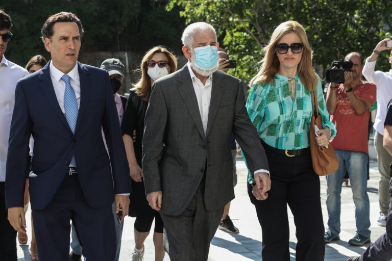 Πέτρος Φιλιππίδης: «Δεν είναι βιαστής, σεβόταν το όχι» λέει η γυναίκα του – Τι είπε για Παπαχαραλάμπους και Αναστασοπούλου