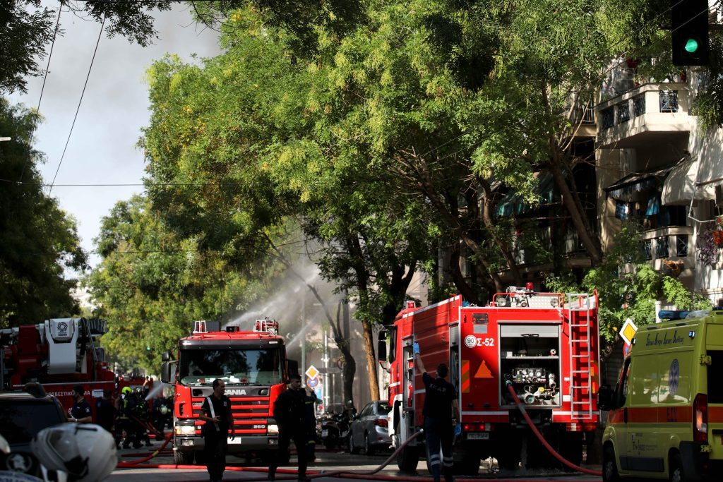 Συναγερμός στην Πυροσβεστική: Φωτιά σε κατάστημα στην Αχαρνών – Ένας τραυματίας