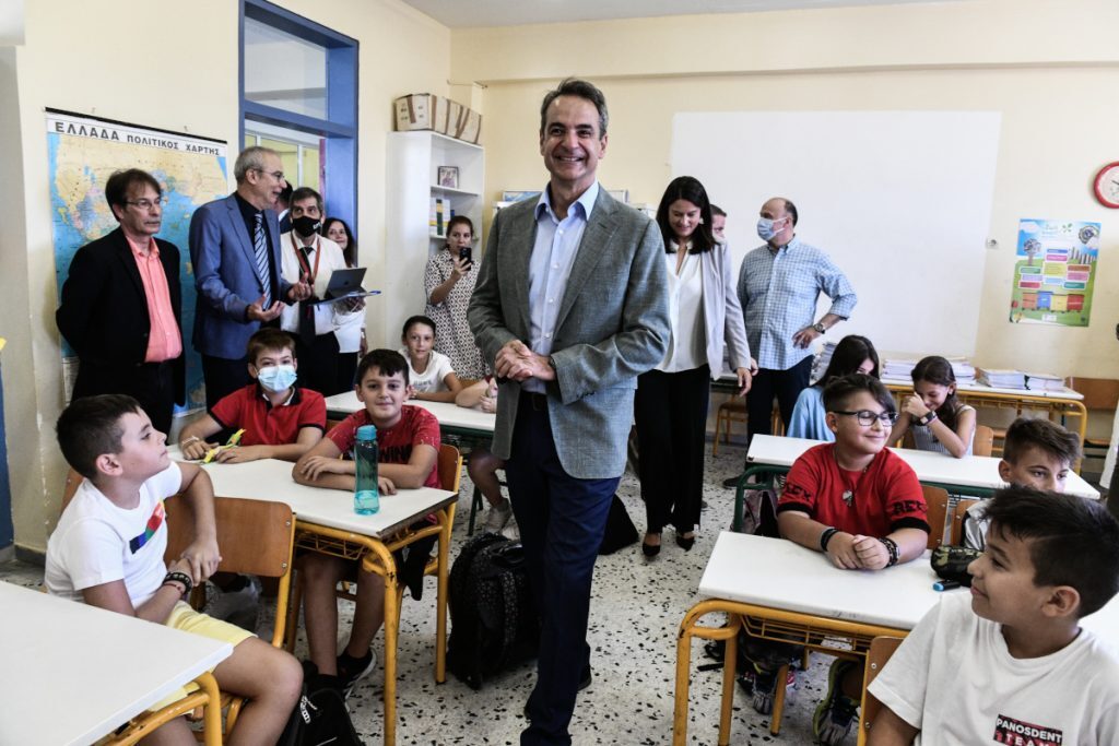 Στο 2ο δημοτικό σχολείο Δραπετσώνας ο Κυριάκος Μητσοτάκης