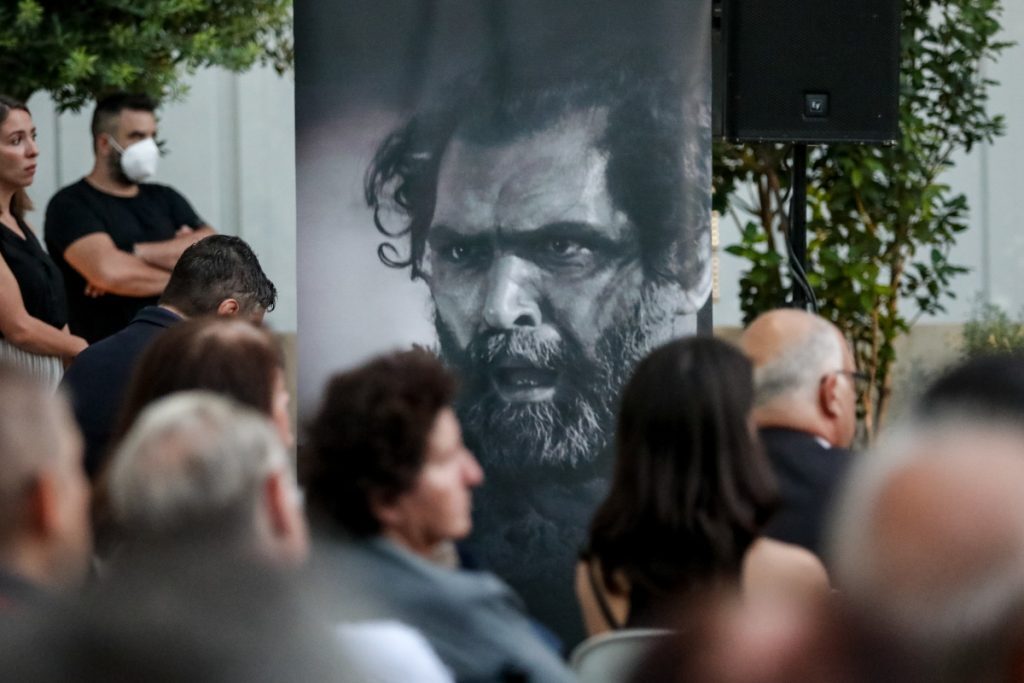 Κώστας Καζάκος: Θλίψη στο τελευταίο «αντίο» στον αγαπημένο ηθοποιό – Ποιοι έδωσαν το παρών