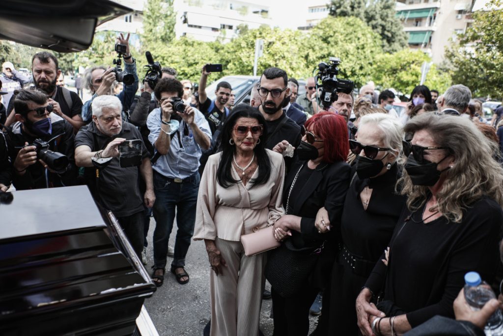 Μάρθα Καραγιάννη: Θλίψη και συγκίνηση στην κηδεία της μεγάλης σταρ του ελληνικού κινηματογράφου