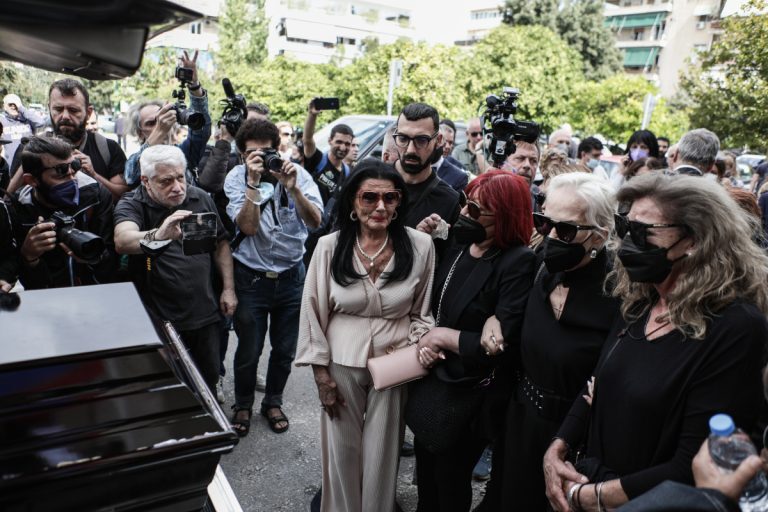 Μάρθα Καραγιάννη: Θλίψη και συγκίνηση στην κηδεία της μεγάλης σταρ του ελληνικού κινηματογράφου