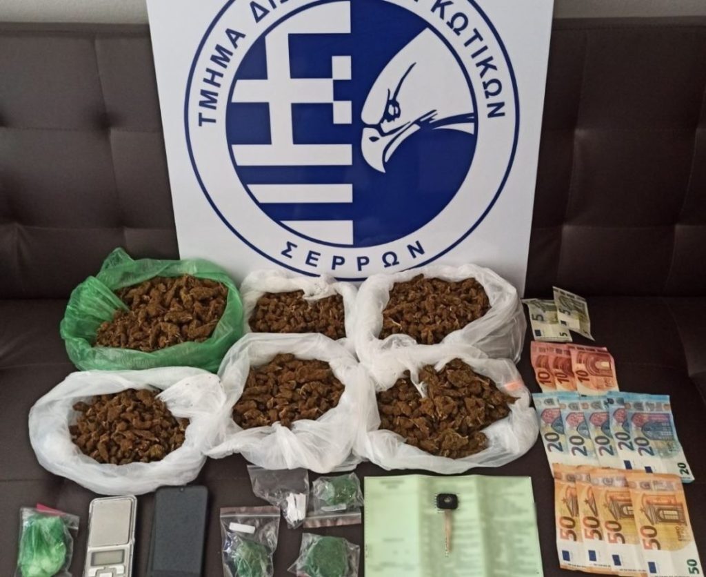O αστυνομικός σκύλος Ρόξι εντόπισε ναρκωτικά σε δύο σπίτια στις Σέρρες