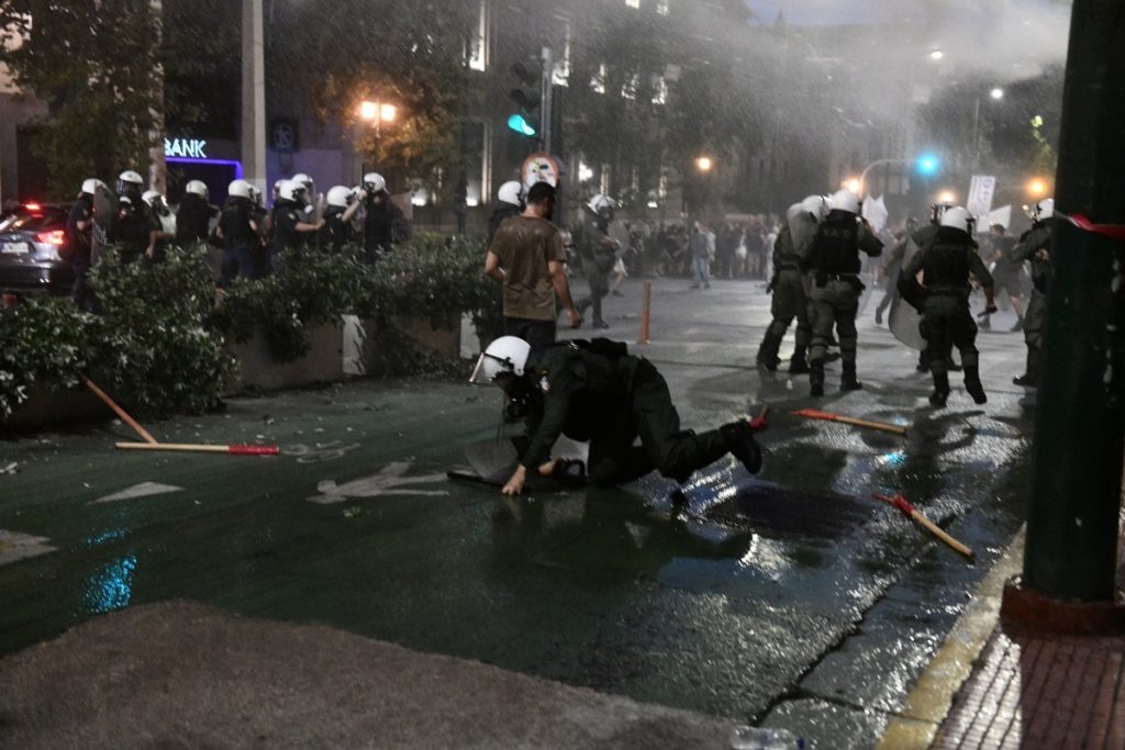Πανεπιστημιακή Αστυνομία: Γυαλιά καρφιά σε φοιτητική συγκέντρωση στα Προπύλαια – Άγρια επεισόδια με
