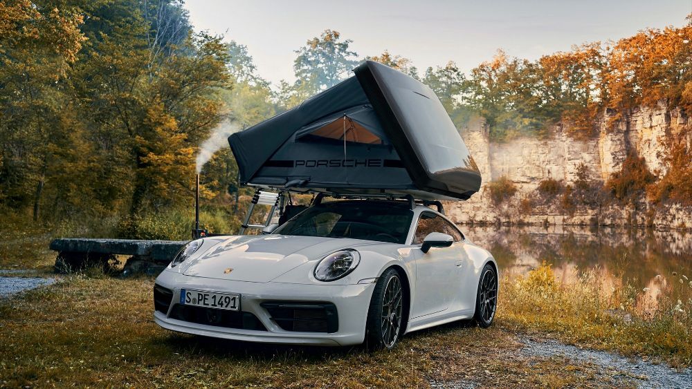H Porsche προτρέπει τους ιδιοκτήτες των 911 να πάνε για camping, με τη νέα σκηνή οροφής