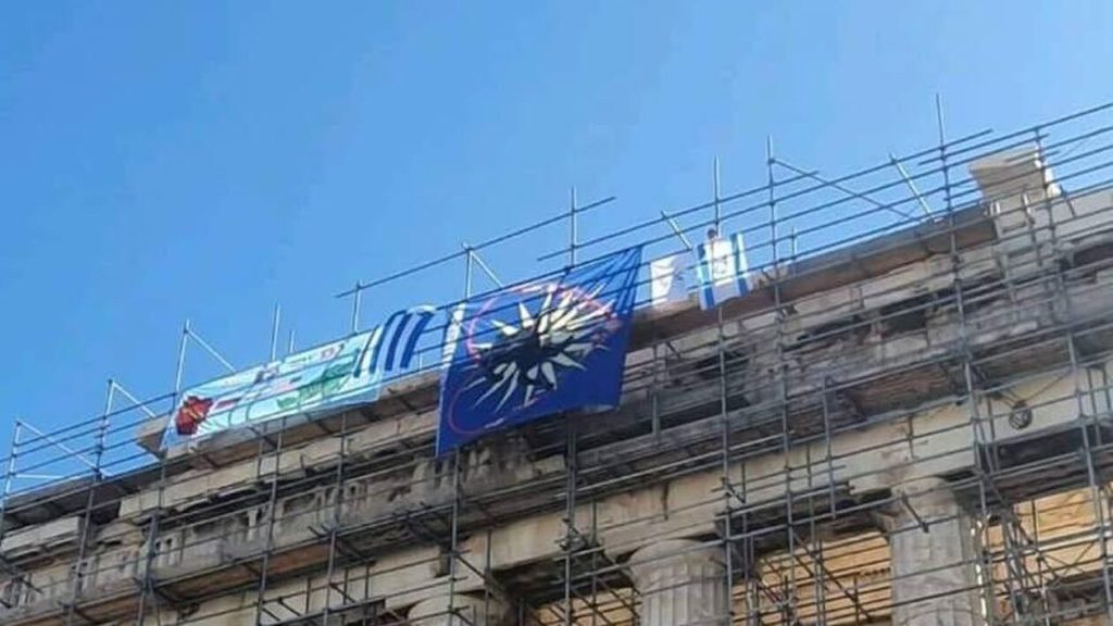 Ακρόπολη: Άτομο σκαρφάλωσε με τις σημαίες Ελλάδας, Ισραήλ, ΝΔ σε σκαλωσιά – Στο σημείο διαπραγ
