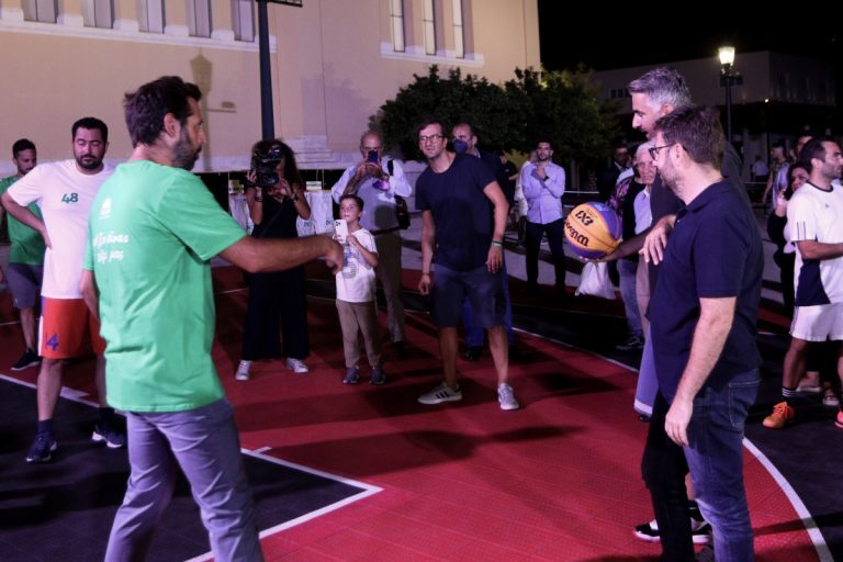 Στο νοσοκομείο εκτάκτως ο Νίκος Ανδρουλάκης – Έπαθε διάστρεμμα παίζοντας μπάσκετ στο Ζάππειο