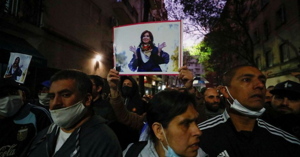 Αργεντινή: Μαζικές διαδηλώσεις υπέρ της αντιπροέδρου μία ημέρα μετά την απόπειρα δολοφονίας της