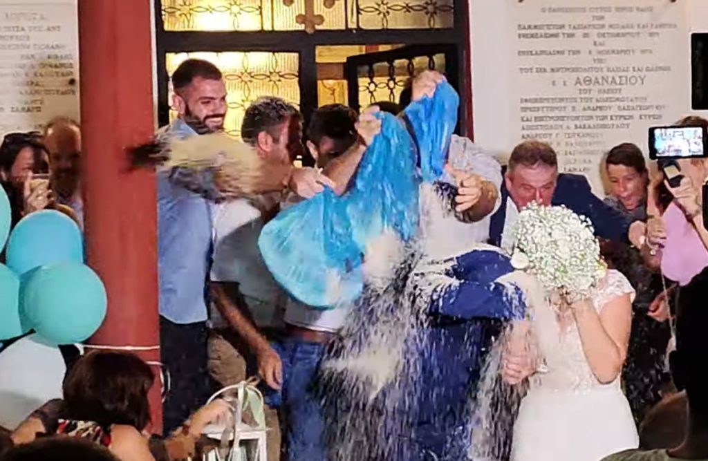 Ηλεία: Όχι με ένα, όχι με δύο αλλά με… 170 κιλά ρύζι «έλουσαν» γαμπρό και νύφη