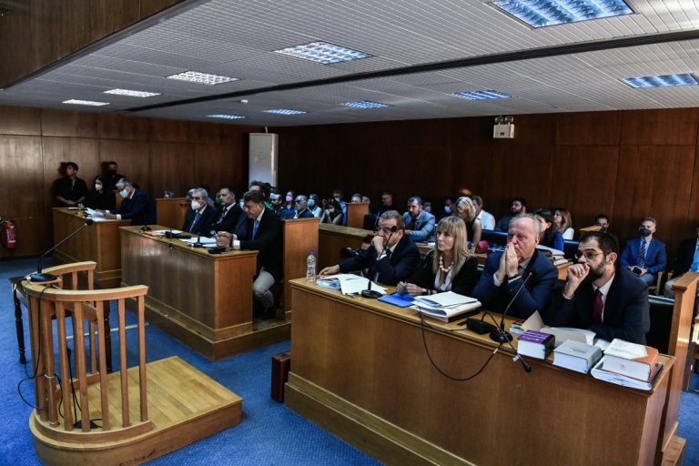 Ειδικό Δικαστήριο: Με ενστάσεις ξεκίνησε η δίκη Παπαγγελόπουλου -Τουλουπάκη για τη Novartis