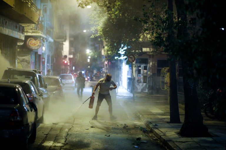 Νύχτα τρόμου στα Εξάρχεια: Επεισόδια με μολότοφ και τραυματίας ένας αστυνομικός
