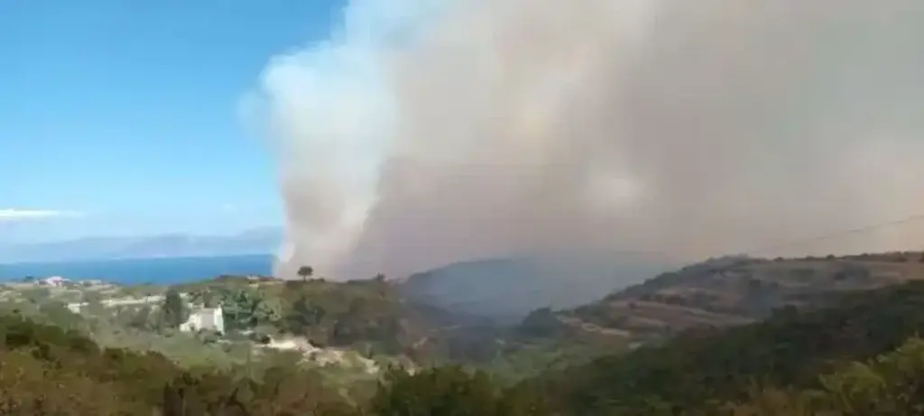 Φωτιά τώρα στην Εύβοια – Καίγεται δασική έκταση κοντά σε μοναστήρι
