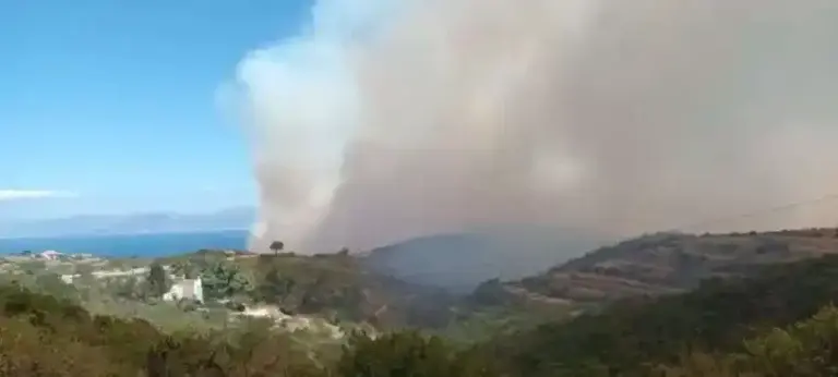 Φωτιά στα Κύθηρα: Κοντά σε οικισμό οι φλόγες – Ενισχύονται συνεχώς οι δυνάμεις, μάχη με τους ανέμους