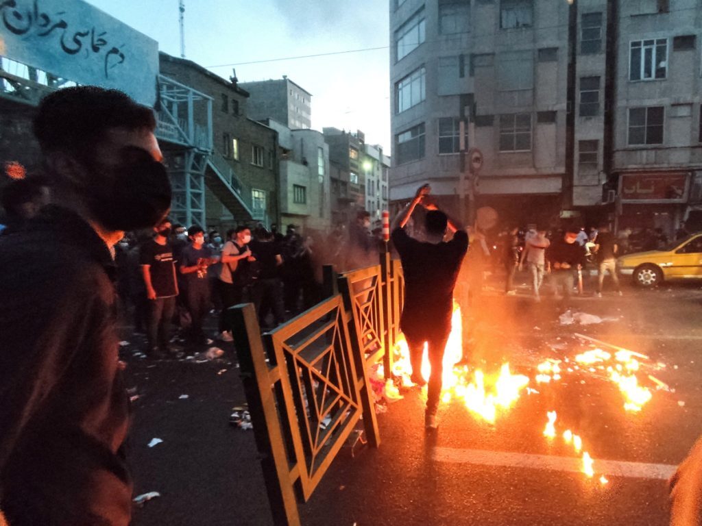 Ιράν: Διαδηλώσεις και αντιδιαδηλώσεις ανεβάζουν στα ύψη την ένταση – Εκτιμήσεις για τουλάχιστο