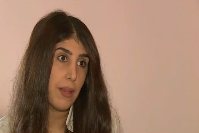 GNTM: Συγκλονίζει η Ιρανή Αμπάντι Μπίτα – «Μας δολοφονούν για ένα κομμάτι ύφασμα» [βίντεο]
