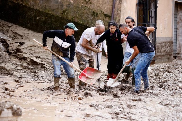 Απίστευτη κακοκαιρία σε περιφέρειες της Ιταλίας: Εικόνες χάους – Κολυμπούν για να σώσουν τους εγκλωβισμένους [Βίντεο]