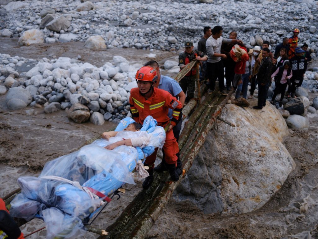 Κίνα: 65 νεκροί, 12 αγνοούμενοι και εκατοντάδες τραυματίες από τον σεισμό στη Σετσουάν