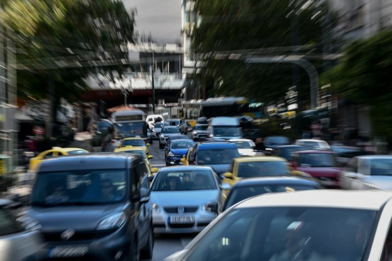 Κίνηση τώρα: «Έμφραγμα» στην Κηφισίας – Δύο καραμπόλες κοντά στο δαχτυλίδι, ενεπλάκησαν 8 οχήματα [χάρτης]
