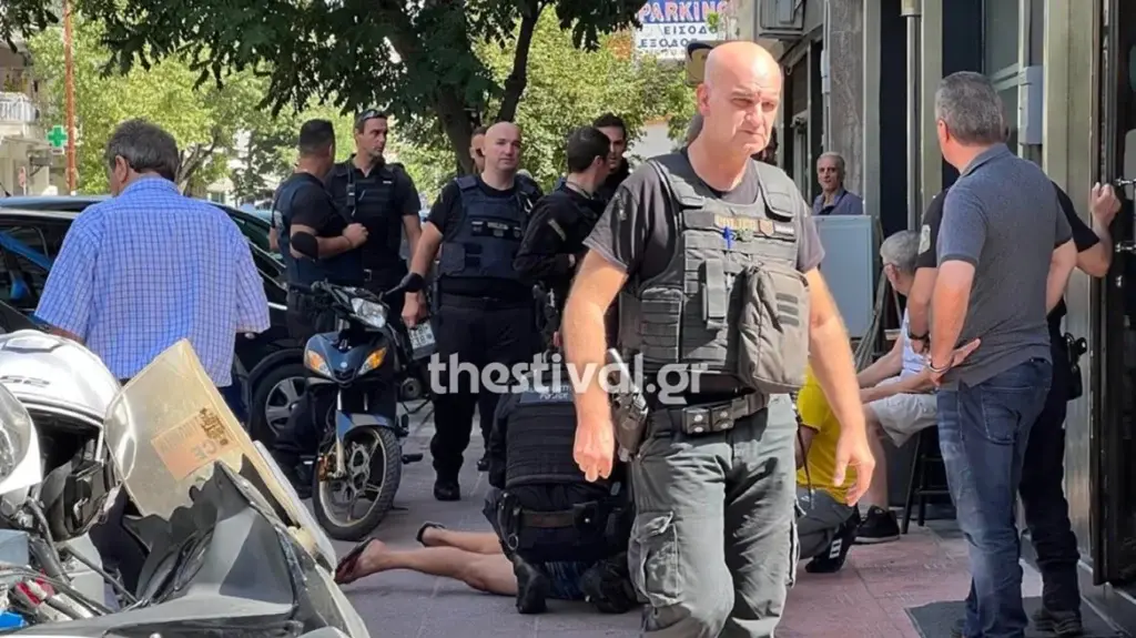 Σοκ στη Θεσσαλονίκη: Λογιστής βγήκε στο δρόμο με ψεύτικο πιστόλι σε κατάσταση αμόκ