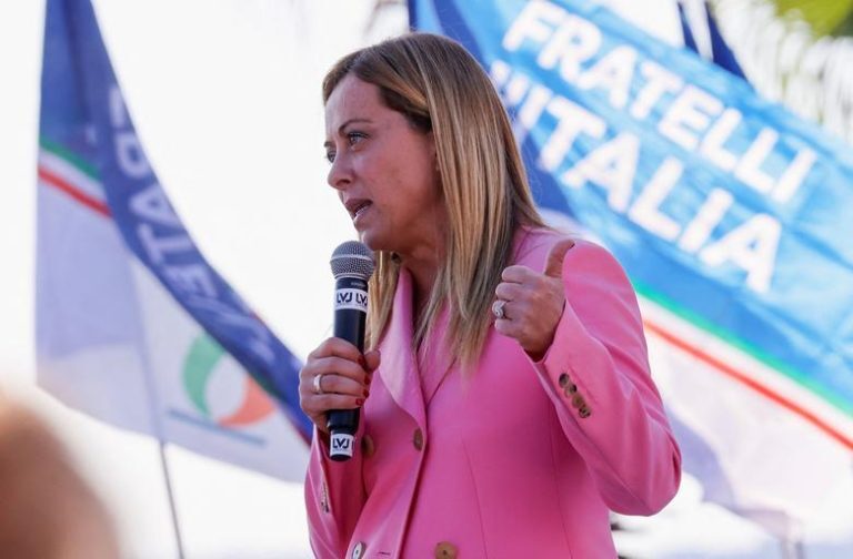 Μελόνι: Προτεραιότητα να τεθεί όριο στην αύξηση των τιμών της ενέργειας