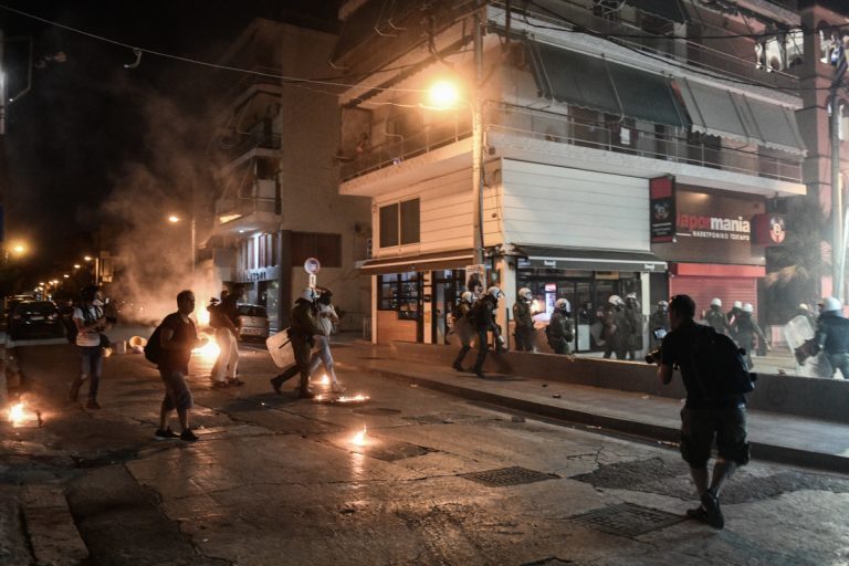 Παύλος Φύσσας: Οδομαχίες και μολότοφ μετά τη λήξη της πορείας στη Νίκαια