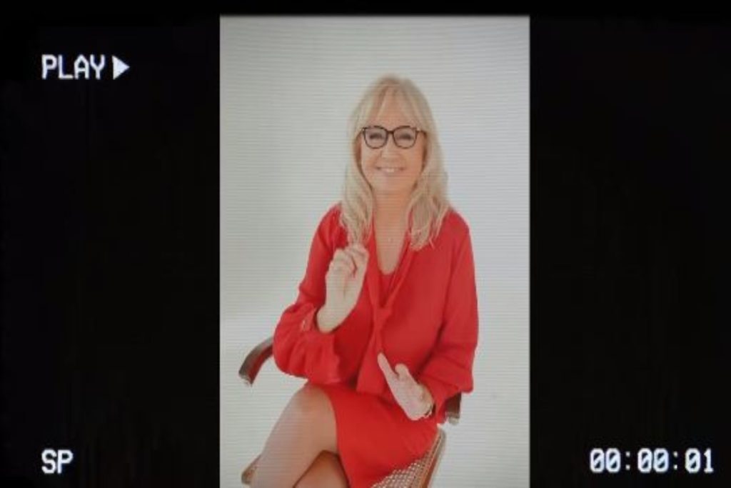 Φως στο Τούνελ: Η Νικολούλη φόρεσε τα κόκκινα και προανήγγειλε την επιστροφή της – «Σας στέλνω διπλά