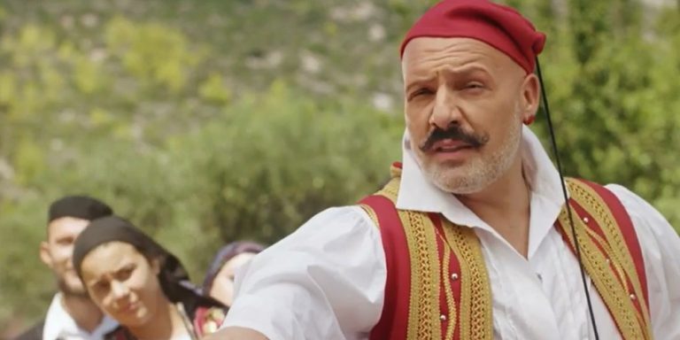 Νίκος Μουτσινάς: Πιο απολαυστικός απο ποτέ στο νέο τρέιλερ – Ντύθηκε τσολιάς