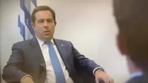 Η νέα αστυνομική σειρά, με τίτλο «Οι Παγιδευμένοι» έκανε τη Δευτέρα πρεμιέρα στον ΑΝΤ1 και συμμετείχε και ο υπουργός Μετανάστευσης και Ασύλου, Νότης Μηταράκης.