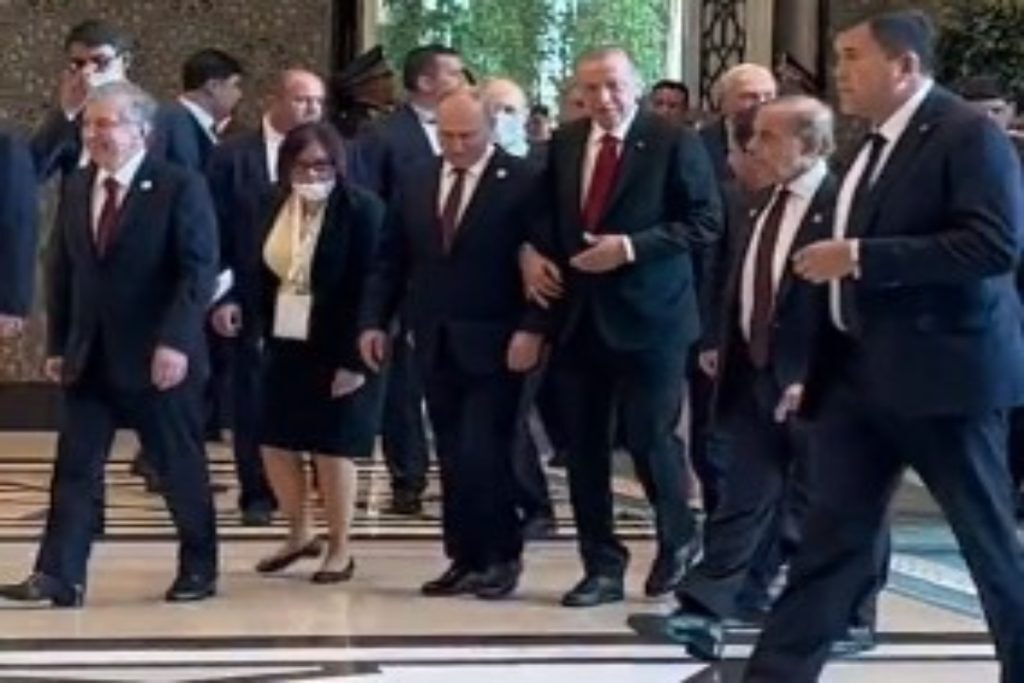 Ουζμπεκιστάν: Αγκαζέ και γελάκια Πούτιν με Ερντογάν – Το βίντεο που κάνει τον γύρο του διαδικτύου