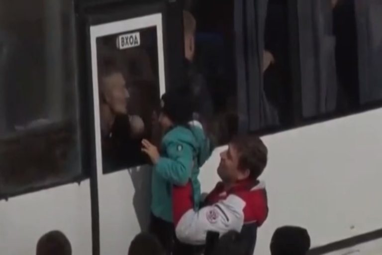Ρωσία: «Μπαμπά, γεια σου μπαμπά» – Σπαρακτικές σκηνές στον αποχαιρετισμό των εφέδρων από τις οικογένειές τους [βίντεο]